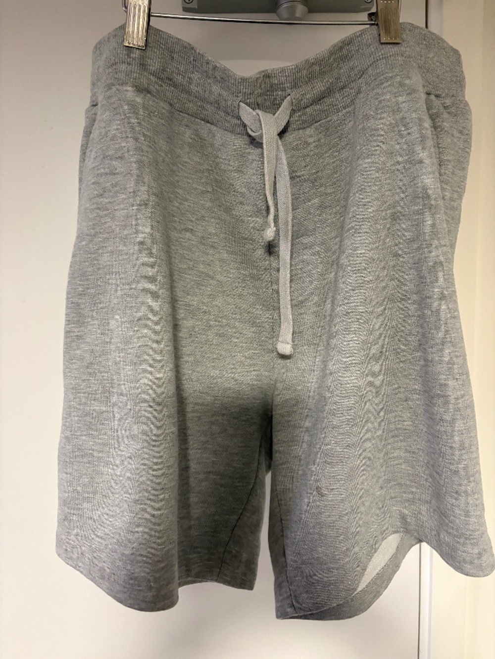 Alo Yoga Grey Drawstring Lounge Shorts – Large Men’s